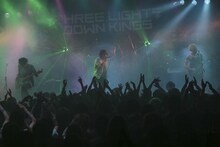 THREE LIGHTS DOWN KINGS「ワンマンツアー2015『ENERGIZER』～伝説のハイエナジー～」ElectricLadyLand公演の様子。（撮影：古川喜隆）