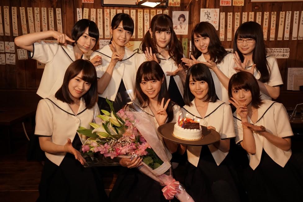 西野七瀬（下段左から2番目）の誕生日をお祝いした乃木坂46メンバー。(c)「初森ベマーズ」製作委員会