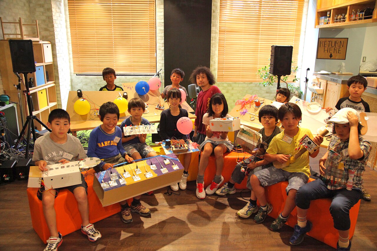 ユザーンが小学生とオリジナル楽器でセッションライブ