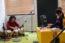 子供たちと1対1のセッションに挑戦するU-zhaan（左）。