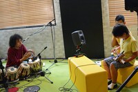 子供たちと1対1のセッションに挑戦するU-zhaan（左）。