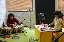 子供たちと1対1のセッションに挑戦するU-zhaan（左）。