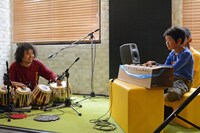 子供たちと1対1のセッションに挑戦するU-zhaan（左）。