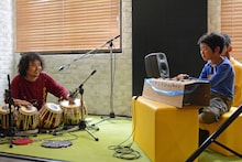 子供たちと1対1のセッションに挑戦するU-zhaan（左）。