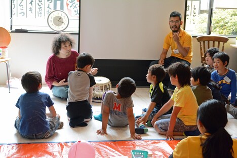 ワークショップ「オリジナル楽器をつくってミュージシャンと演奏しよう！」の様子。