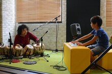 子供たちと1対1のセッションに挑戦するU-zhaan（左）。