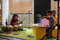 子供たちと1対1のセッションに挑戦するU-zhaan（左）。