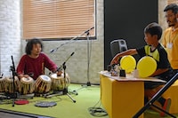 子供たちと1対1のセッションに挑戦するU-zhaan（左）。