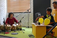 子供たちと1対1のセッションに挑戦するU-zhaan（左）。