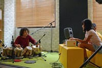 子供たちと1対1のセッションに挑戦するU-zhaan（左）。