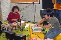 子供たちと1対1のセッションに挑戦するU-zhaan（左）。