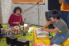 子供たちと1対1のセッションに挑戦するU-zhaan（左）。