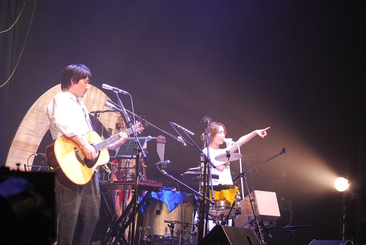 「moumoon FULLMOON LIVE TOUR 2015 SPRING～OFUTARISAMA～」赤坂BLITZ公演でのmoumoon。（写真提供：avex）