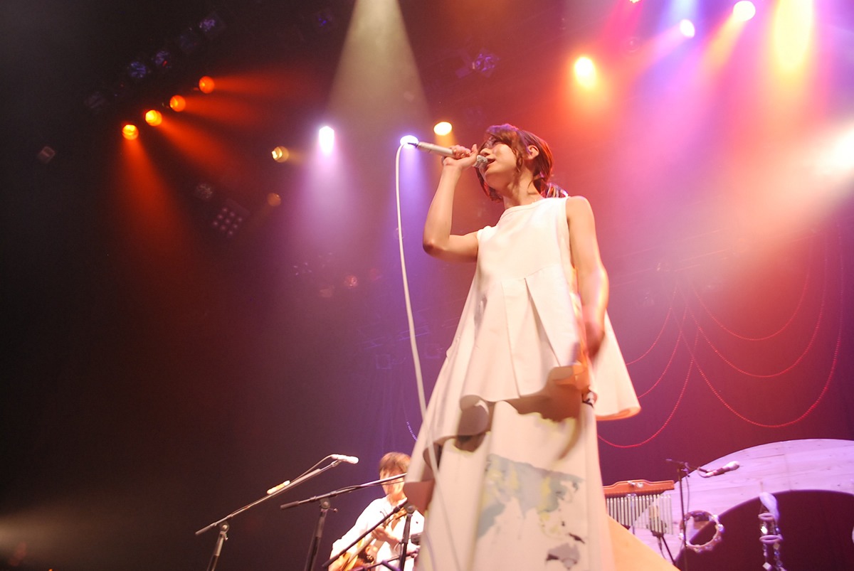 「moumoon FULLMOON LIVE TOUR 2015 SPRING～OFUTARISAMA～」赤坂BLITZ公演でのmoumoon。（写真提供：avex）