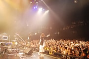 「moumoon FULLMOON LIVE TOUR 2015 SPRING~OFUTARISAMA~」赤坂BLITZ公演の様子。(写真提供:avex)