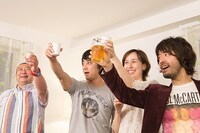 「J-WAVE SPECIAL『セキスイハイム “DO IT YOURSELF”』」の収録が終わり乾杯する出演者。