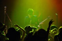 THE MAN with チャーリー・コーセイのライブの様子。（撮影：クドウイッテツ）