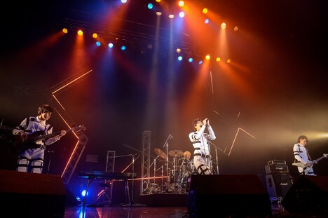 「『シドニアの騎士 第九惑星戦役』音楽重力祭 ～LIVE OF SIDONIA～」でのカスタマイZのステージの様子。（撮影：釘野孝宏）