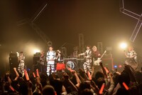 「シドニア」を共演するangelaとカスタマイZ。（撮影：釘野孝宏）