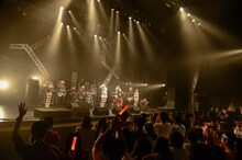 「シドニア」を共演するangelaとカスタマイZ。（撮影：釘野孝宏）