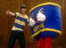 DJみそしるとMCごはんと、「スパム」のマスコットキャラクター・スパミーくん。