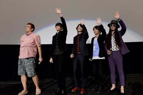 ムービーのカメラに向けて手を振る[Alexandros]と福田雄一監督。