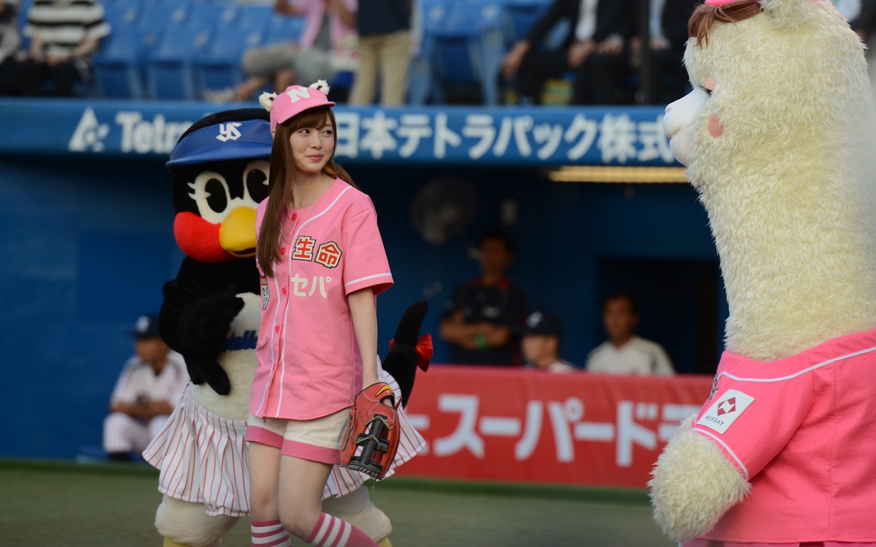 つばみ、セパコちゃんとともにグラウンドに登場する白石麻衣投手。