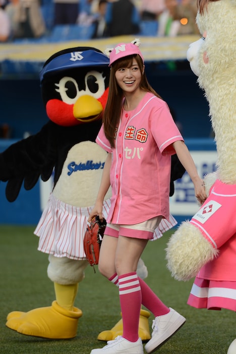 つばみ、セパコちゃんとともにグラウンドに登場する白石麻衣投手。