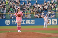 緊張した面持ちでマウンドに立つ白石麻衣投手。