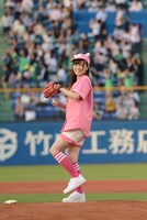 始球式に挑む白石麻衣投手。