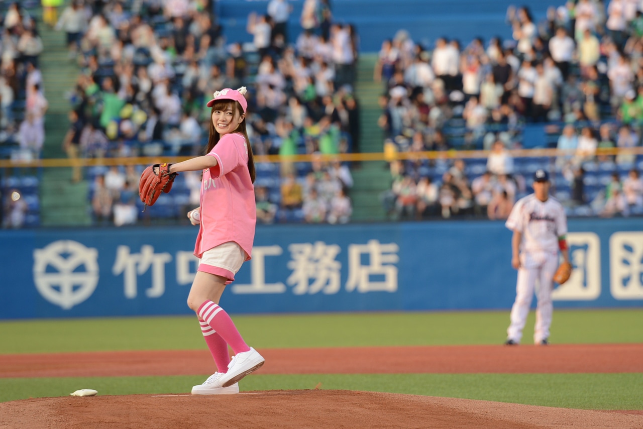 始球式に挑む白石麻衣投手。