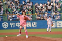 始球式に挑む白石麻衣投手。