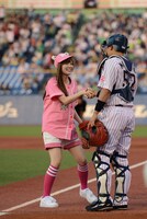 中村悠平捕手（右）と握手を交わす白石麻衣投手（左）。