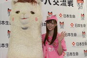左からセパコちゃん、白石麻衣投手。