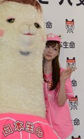 左からセパコちゃん、白石麻衣投手。