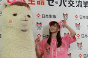 左からセパコちゃん、白石麻衣投手。