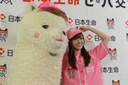 左からセパコちゃん、白石麻衣投手。