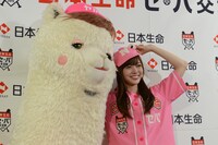 左からセパコちゃん、白石麻衣投手。