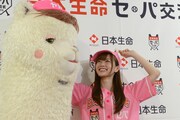 左からセパコちゃん、白石麻衣投手。