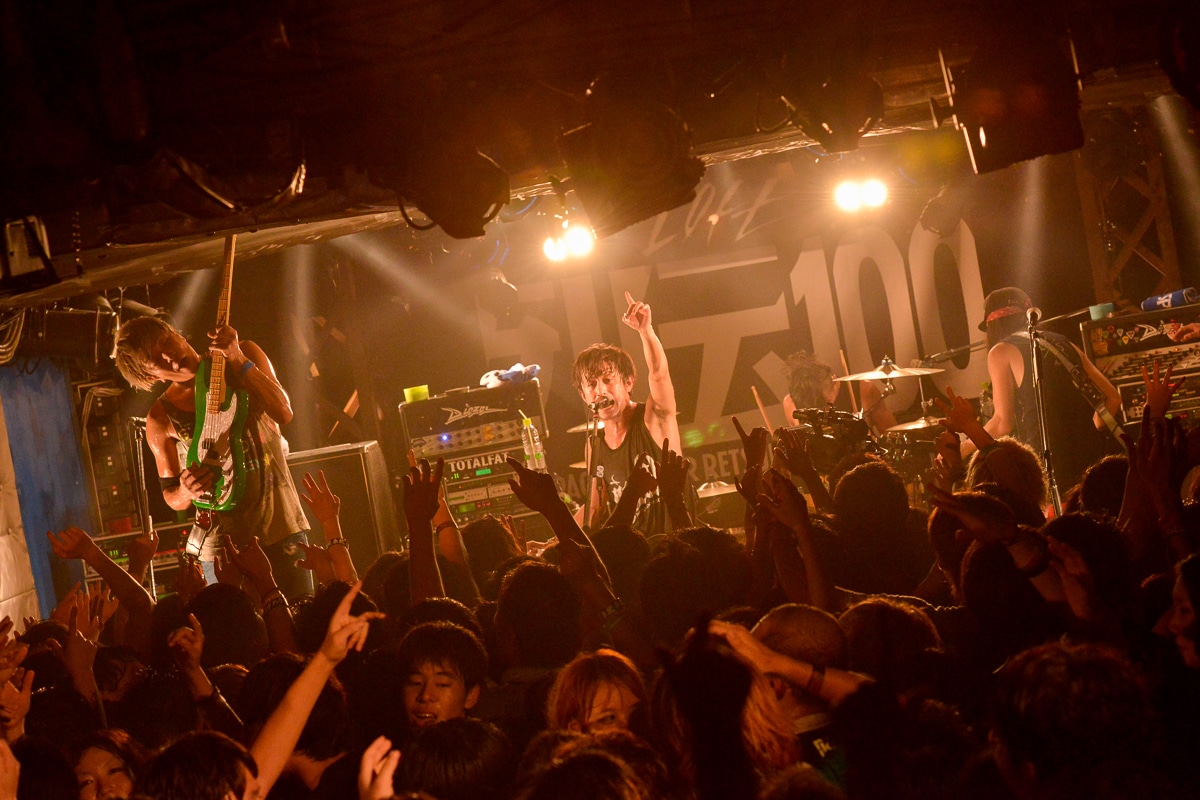 「スペースシャワー列伝」100巻記念公演シリーズでのTOTALFATのライブの模様。