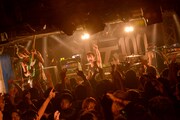 「スペースシャワー列伝」100巻記念公演シリーズでのTOTALFATのライブの模様。