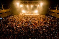 「NEW SINGLE『HEROES / 微熱(A)girlサマー / つづれ織り～so far and yet so close～』presents 東京ドーム前夜祭 ～微熱(A)girl Tokyo～」の様子。 （撮影：岡田裕介 ）