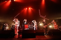 「シドニア」を共演するangelaとカスタマイZ。（撮影：釘野孝宏）