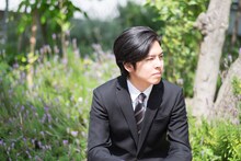 木村竜蔵「落蕾～ラクライ～」のミュージックビデオに出演する木村隆三。