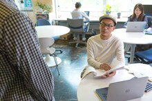 映画「夫婦フーフー日記」のSU出演シーン。 (c)2015川崎フーフ・小学館 / 「夫婦フーフー日記」製作委員会