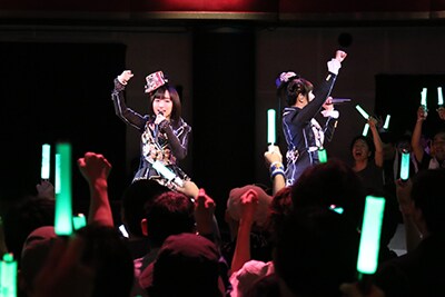 「アップデートの坂道」を歌うpetit milady。