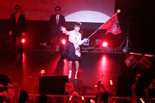 ファンクラブ旗を手にステージに現れた上坂すみれ。