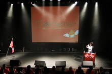 ファンクラブの心得を唱和する上坂すみれ。