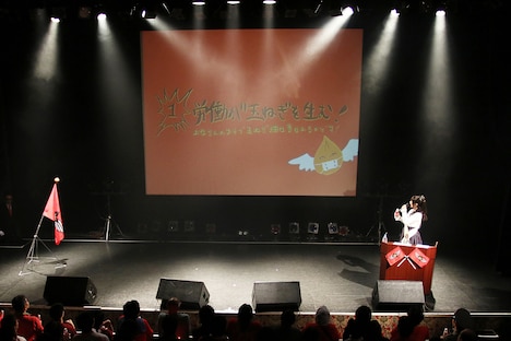 ファンクラブの心得を唱和する上坂すみれ。