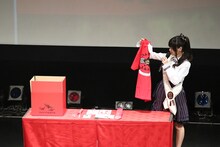 ファンクラブ特製グッズを紹介する上坂すみれ。